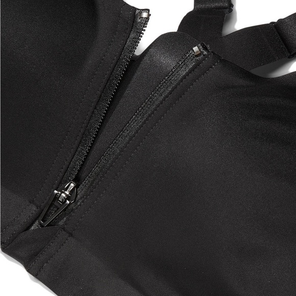 Victoria’s Secret - Knockout Front-Close Sports Bra. - Picture 3 of 5